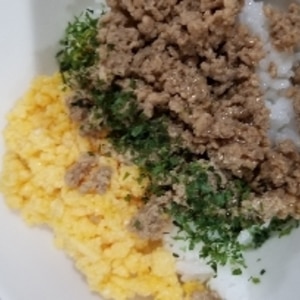 豆腐でカサ増し•ヘルシーなそぼろ3色丼